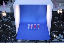 xenos_opvouwbare_mini_fotostudio_blauwe_achtergrond.jpg