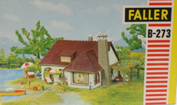 1.000 Faller 273 Villa met pergola 1.000.png 1.000 Faller 273 Villa met pergola 1.000.png