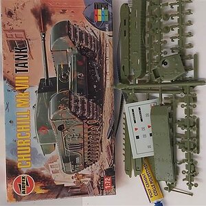 Airfix 1-72 Churchill-klein.jpg