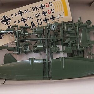 Revell 1-72 Junkers JU 88 A4 inhoud-klein.jpg