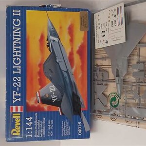 Revell 1-144 YF 22 Lightning II-klein.jpg