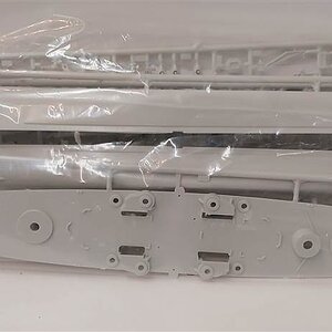 Revell 1-570-HMS Prince of Wales inhoud-klein.jpg