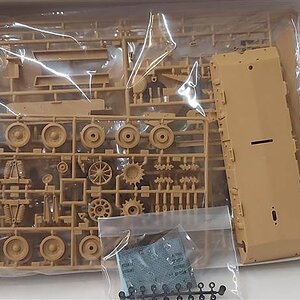 Tamiya 1-35-Merkava inhoud-klein.jpg
