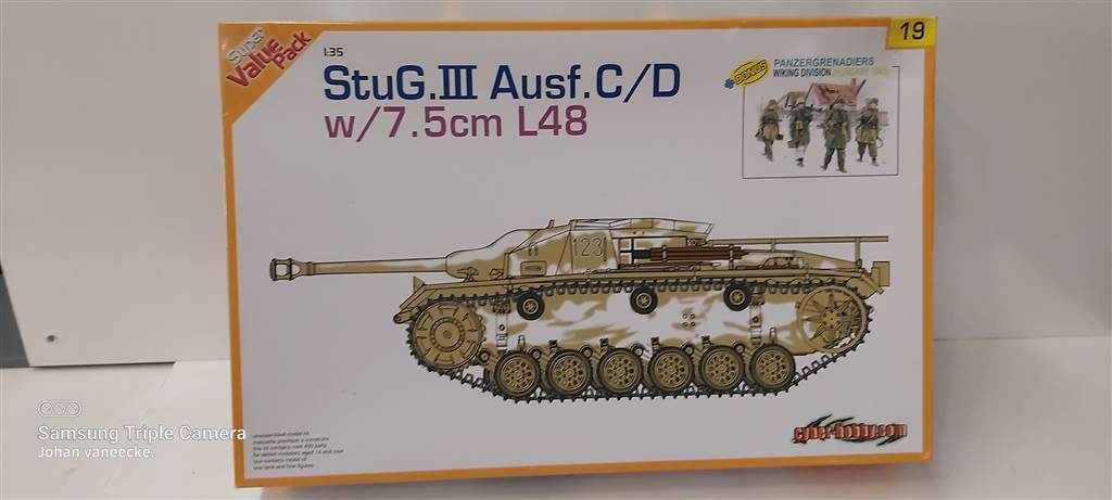 Cyber Hobby 1-35-StuG III Ausf C-D-klein.jpg