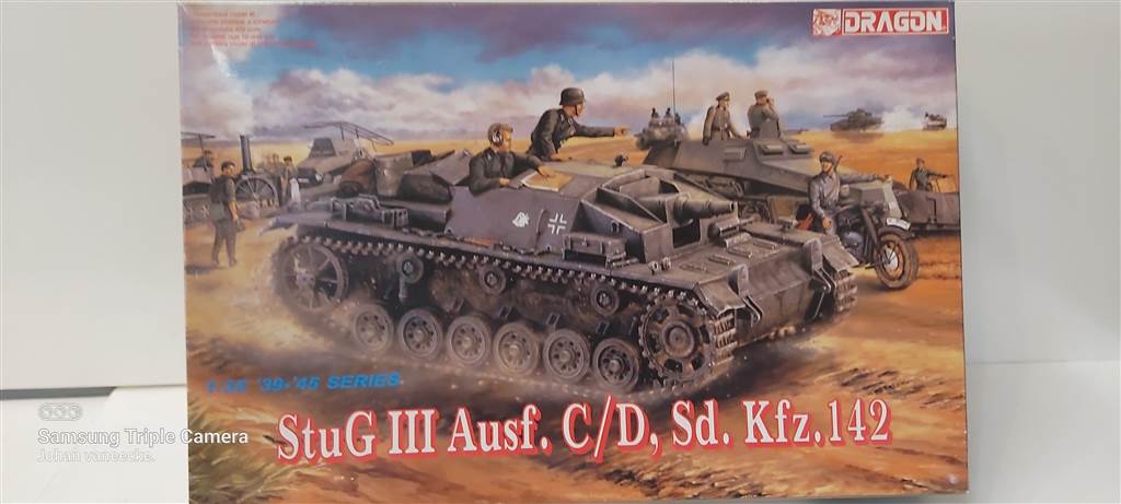 Dragon 1-35-StuG III Ausf C-D-klein.jpg