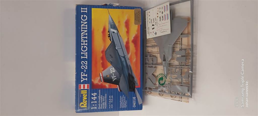 Revell 1-144 YF 22 Lightning II-klein.jpg